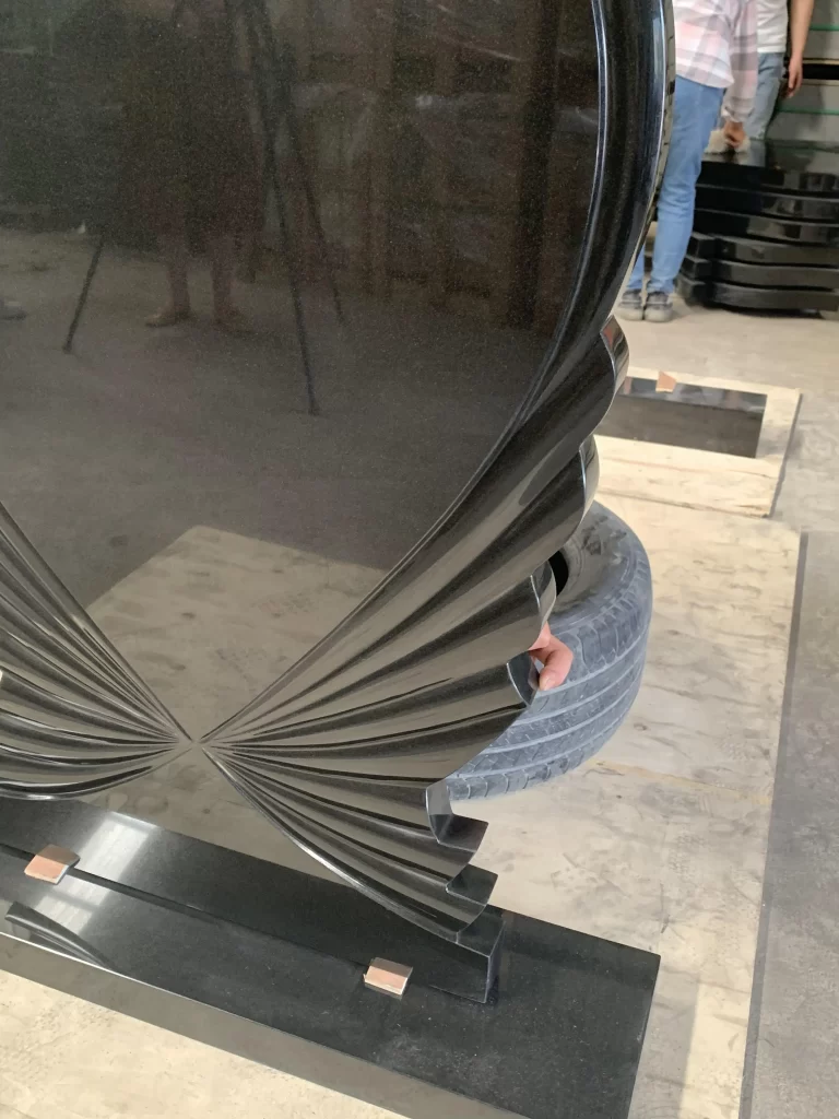 Lápida de granito negro azabache en forma de corazón 1