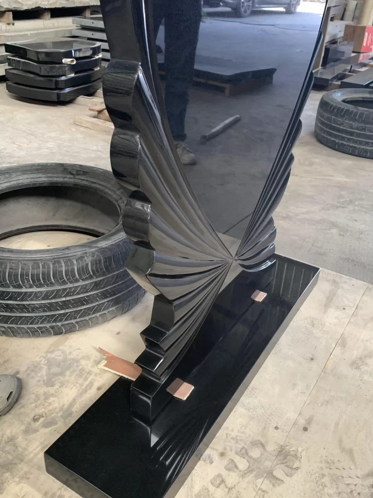 Lápida de granito negro azabache en forma de corazón 2