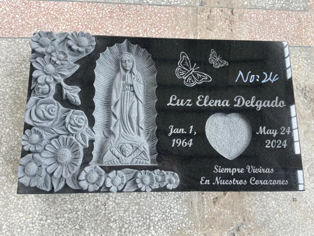 Marcador de memorial plano em granito preto esculpido à medida Monumento 1