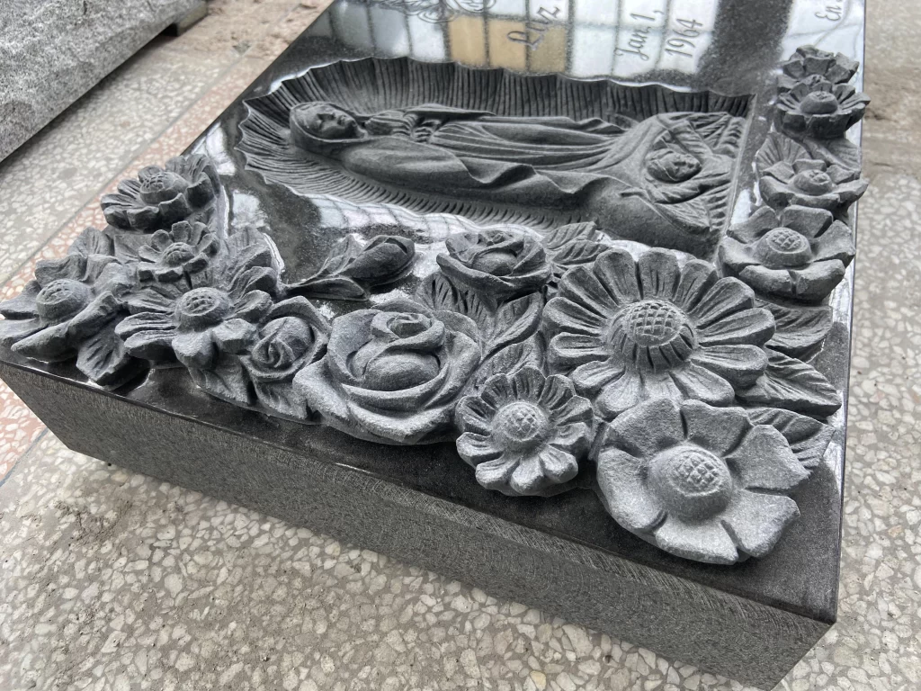 Marcador de memorial plano em granito preto esculpido à medida Monumento 3