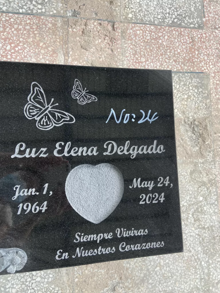 Marcador de memorial plano em granito preto esculpido à medida Monumento 5