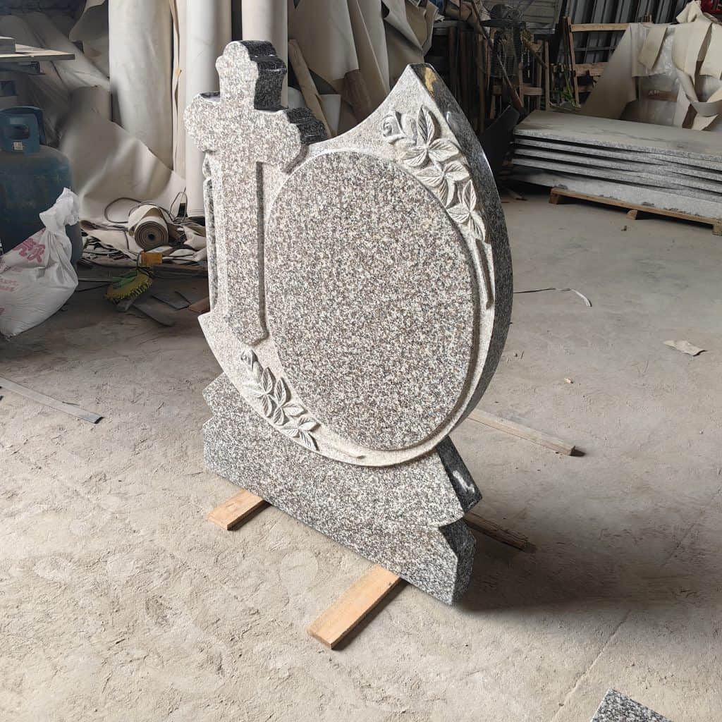Lápida de granito con diseño de cruz de rosa tallada G664 1