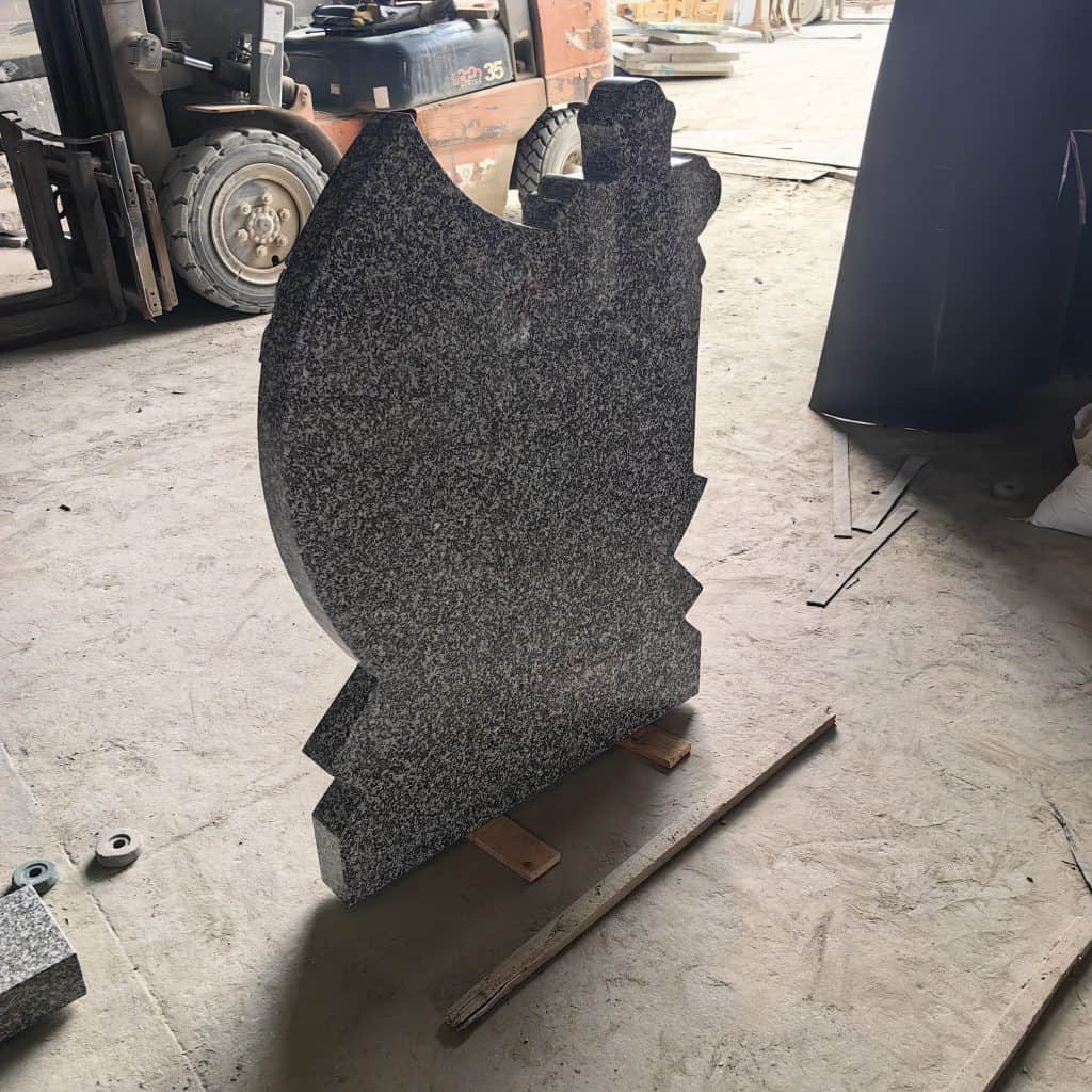 Lápida de granito con diseño de cruz de rosa tallada G664 2