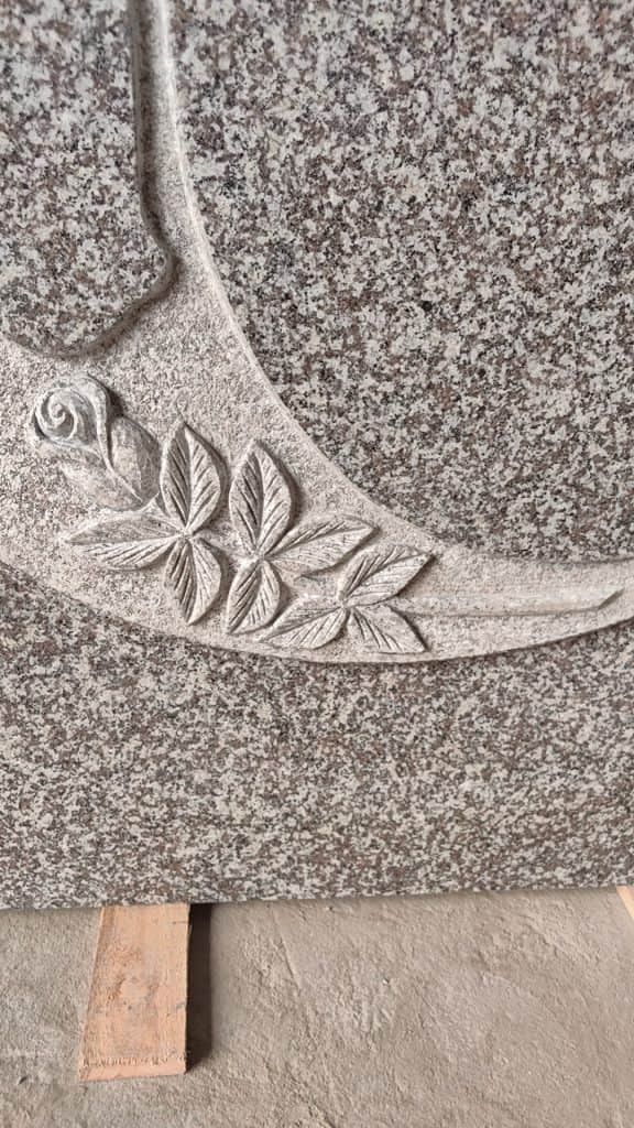 Lápida de granito con diseño de cruz de rosa tallada G664 3