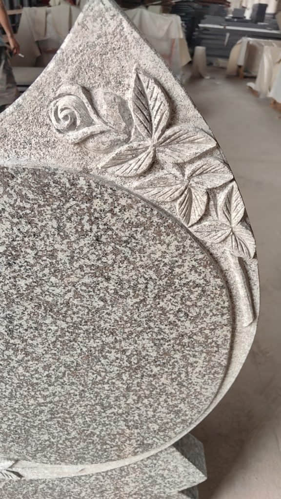 Lápida de granito con diseño de cruz de rosa tallada G664 4